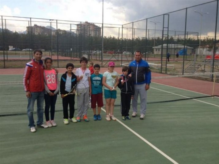 Erzincan Tenis’te İlerliyor